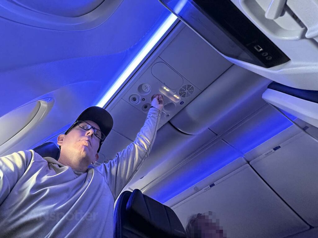 Scott (SANspotter) adjusting the overhead air vent in United 737 MAX 9 Economy Plus 