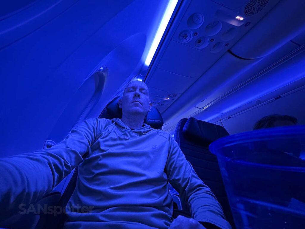 Scott (SANspotter) sleeping in United 737 MAX 9 Economy Plus 