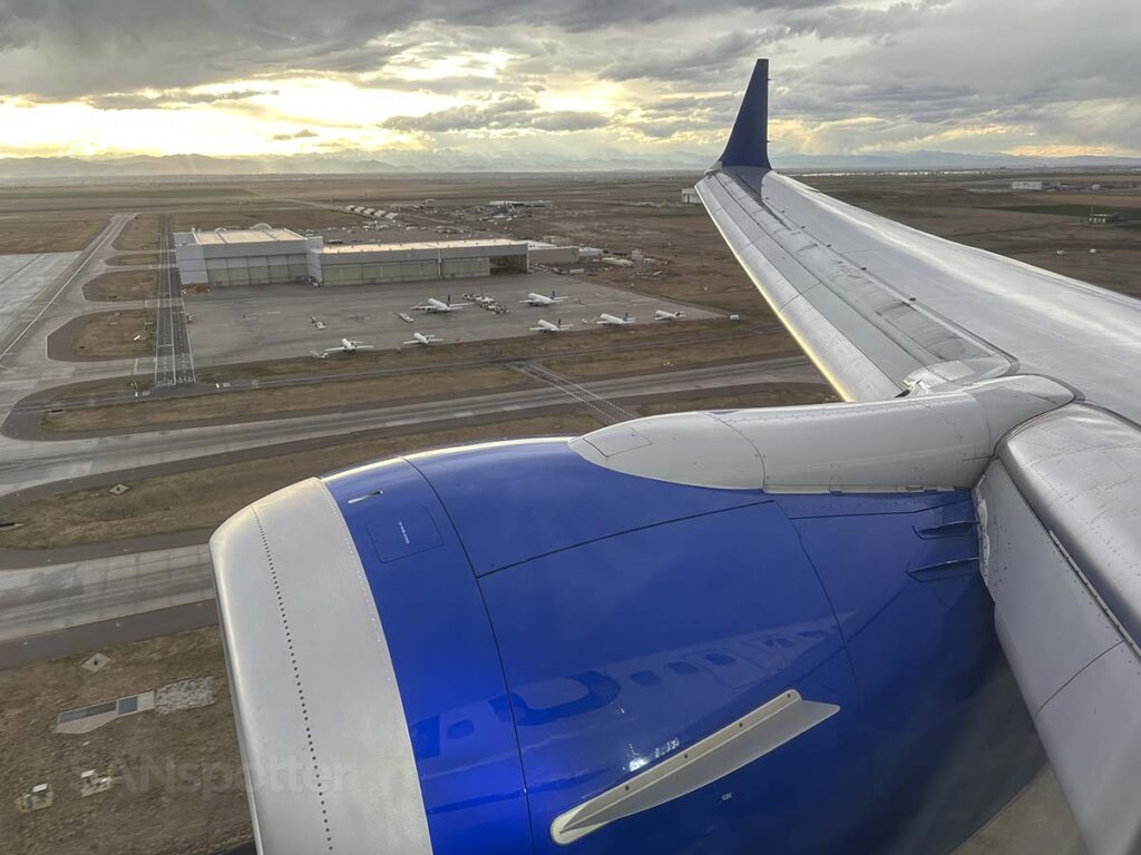 United 737 MAX 9 short final for runway 17R Denver International Airport