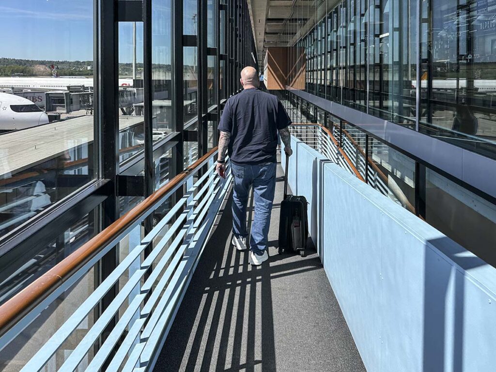 Walking down the ramp to the jet bridge at gate E26 Zürich Airport