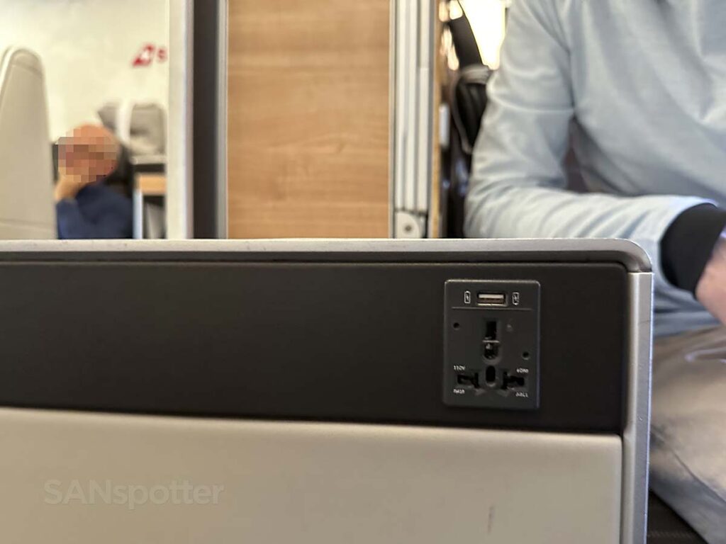 Swiss 777-300ER business class USB and electrical outlets