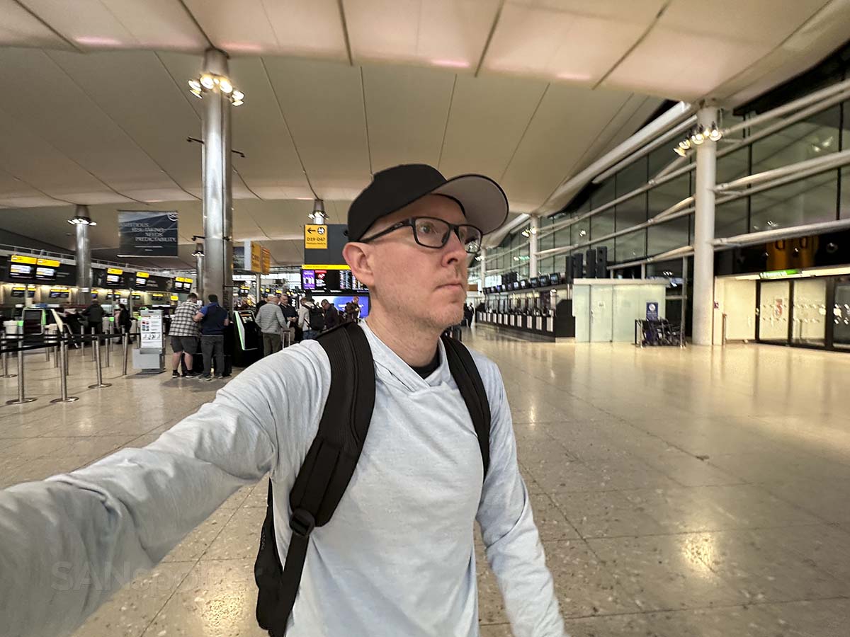 Scott (SANspotter) walking around the terminal 2 ticketing hall at Heathrow airport