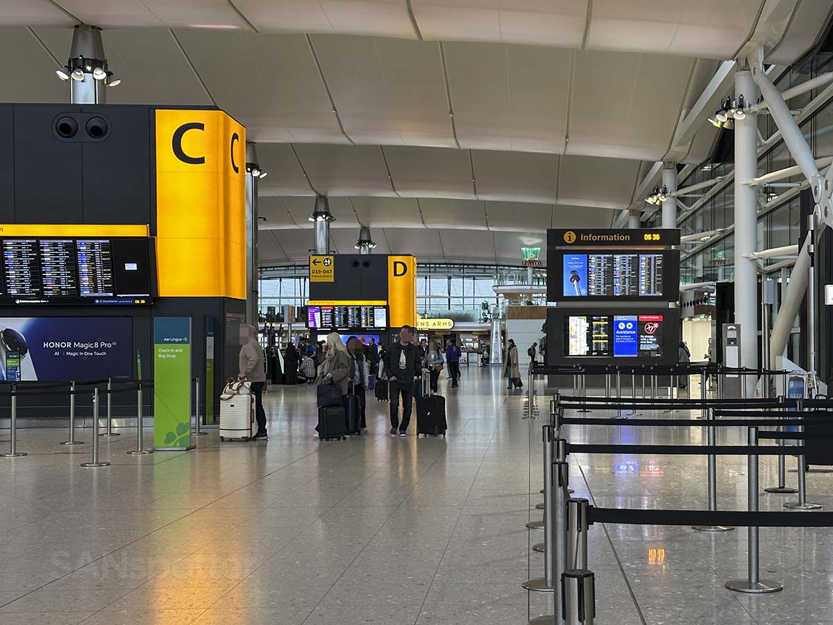 Terminal 2 ticketing hall at Heathrow Airport pillars C and D