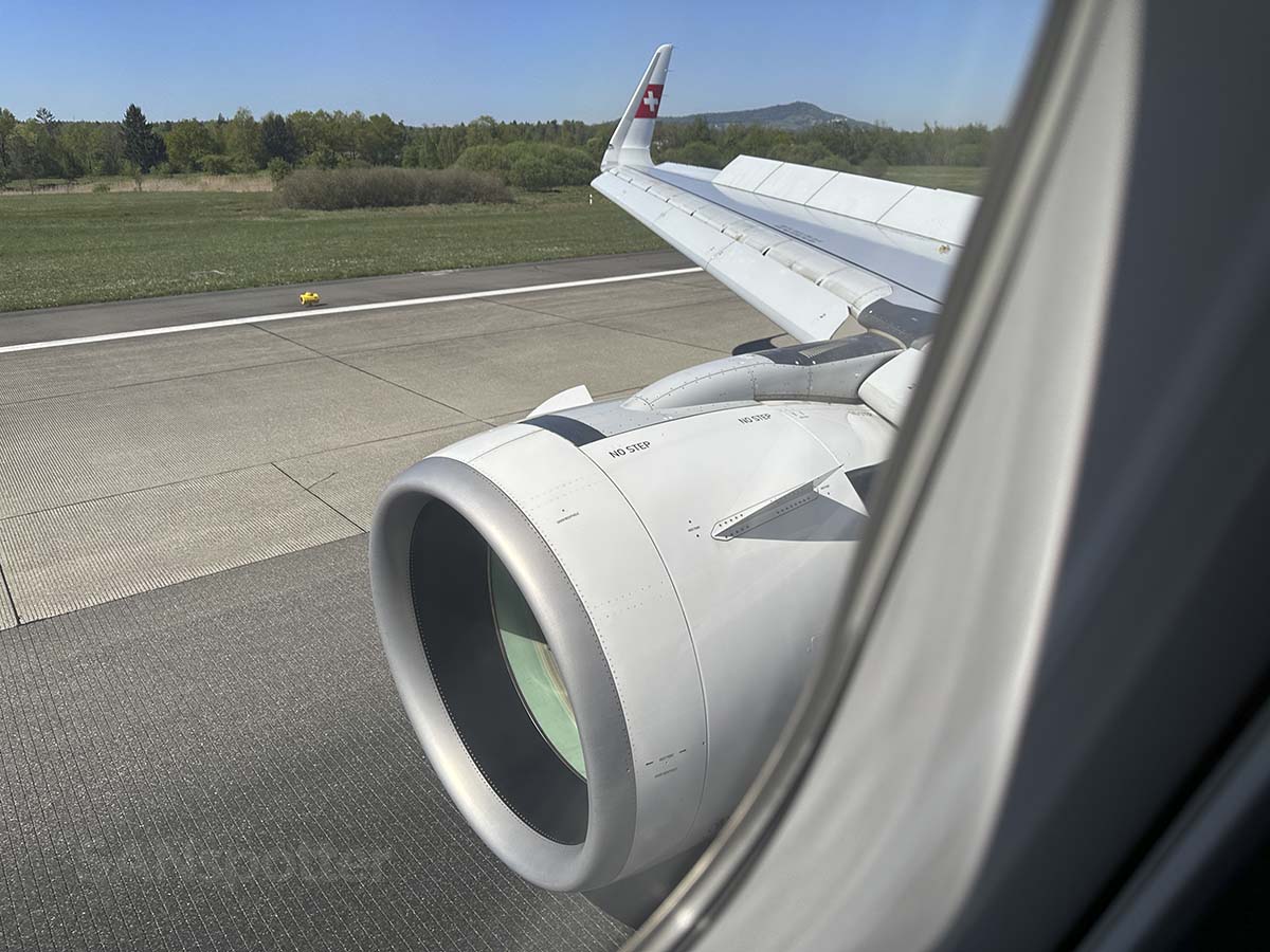 Swiss A320neo landing on runway 14 Zürich airport