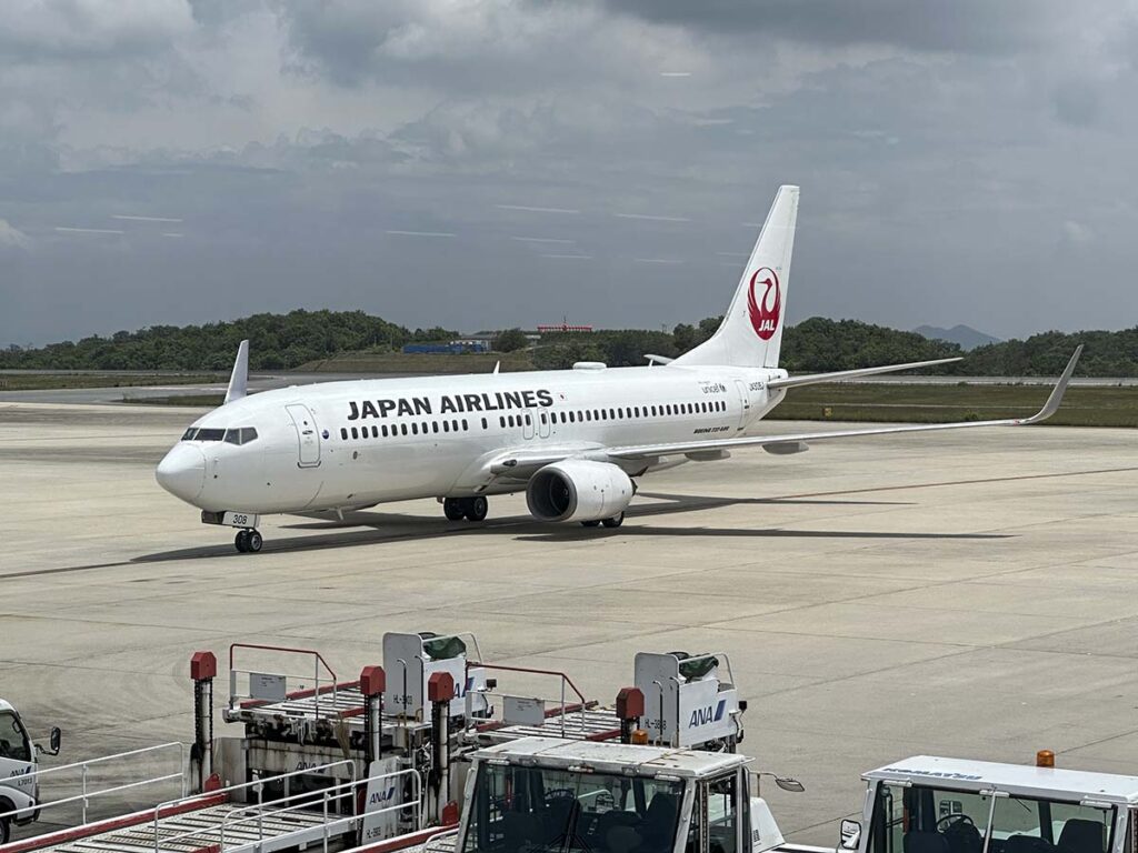 Japan Airlines 737-800 (JA308J) pulling up to the gate at the Hiroshima airport