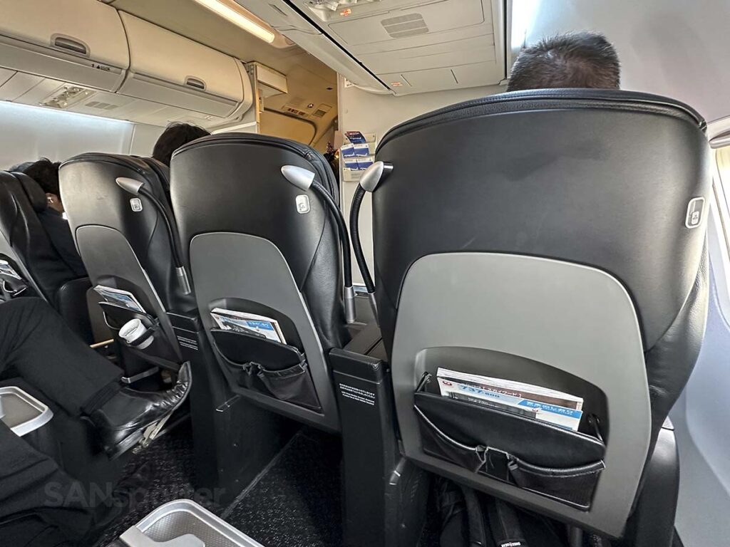 Japan Airlines 737-800 domestic business class row 2 seats
