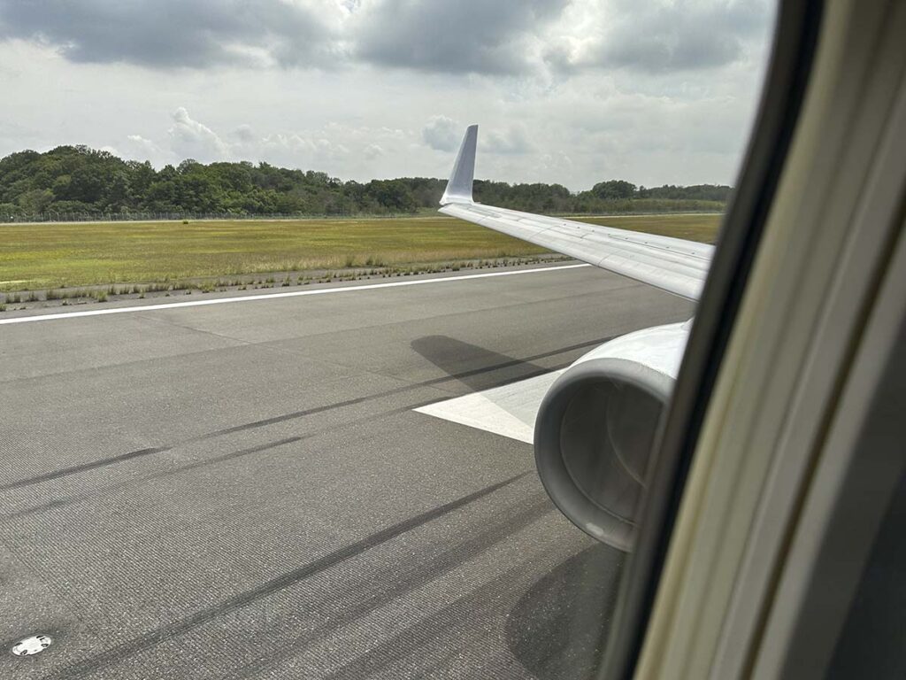 Japan Airlines 737-800 beginning the takeoff roll from runway 10 Hiroshima Airport