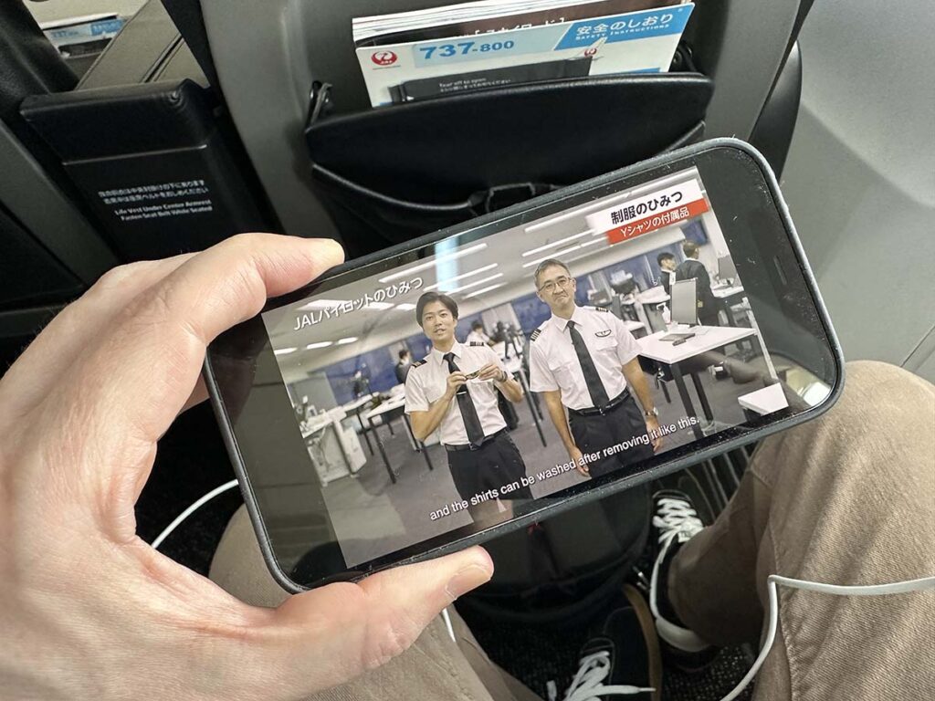Watching a TV show on my phone Japan Airlines 737-800 domestic business class in flight entertainment