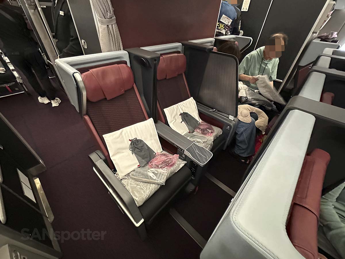 JAL A350-1000 premium economy row 19 center section
