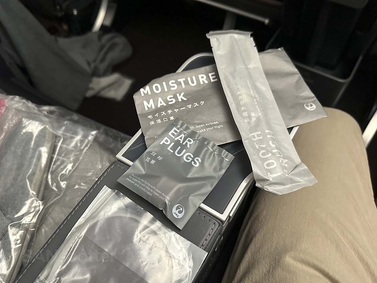 JAL A350-1000 premium economy amenity kit contents