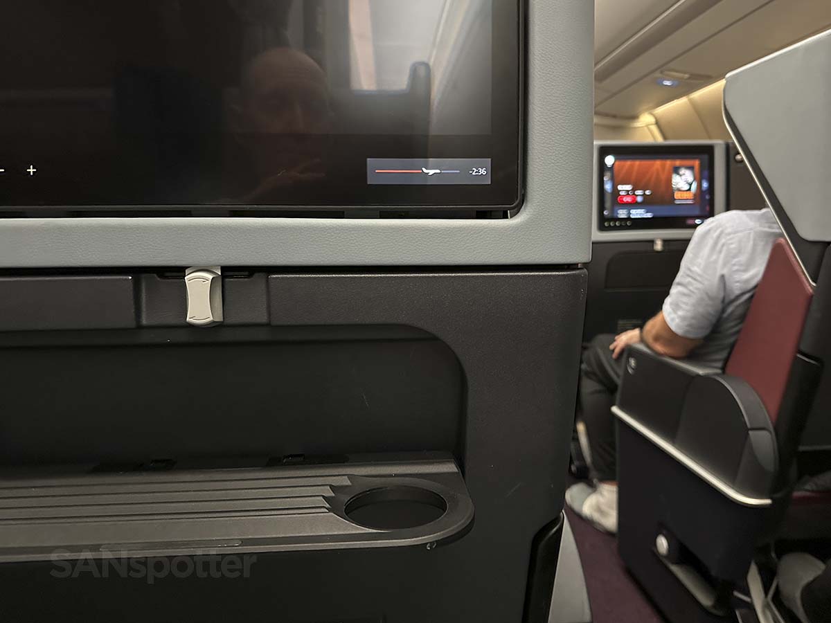 A small graphic showing flight time remaining in the video screen (even when the video screen is off) in JAL A350-1000 Premium Economy