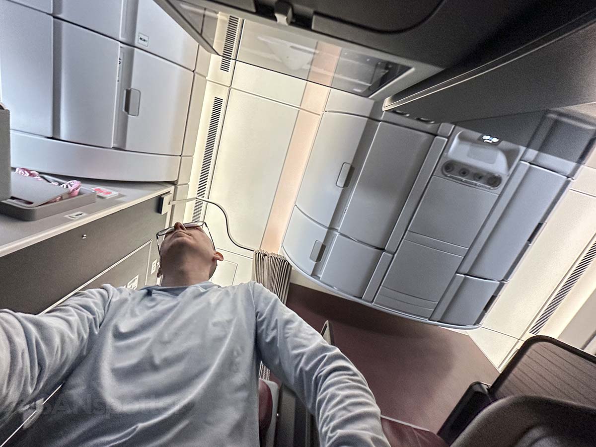 Watching the landing into LAX from the center section of seats in JAL A350-1000 Premium Economy