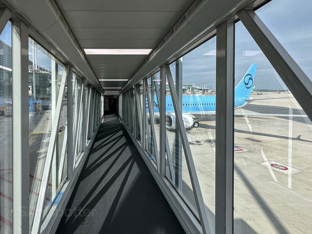 Walking down the gate 251 jet bridge with a nice view of the Korean Air 737 MAX 8 I'm about to board at ICN