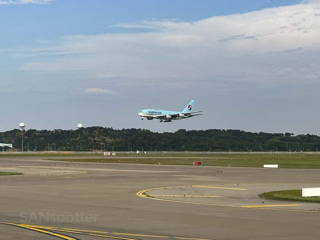 Korean Air A380 in the old livery landing at ICN