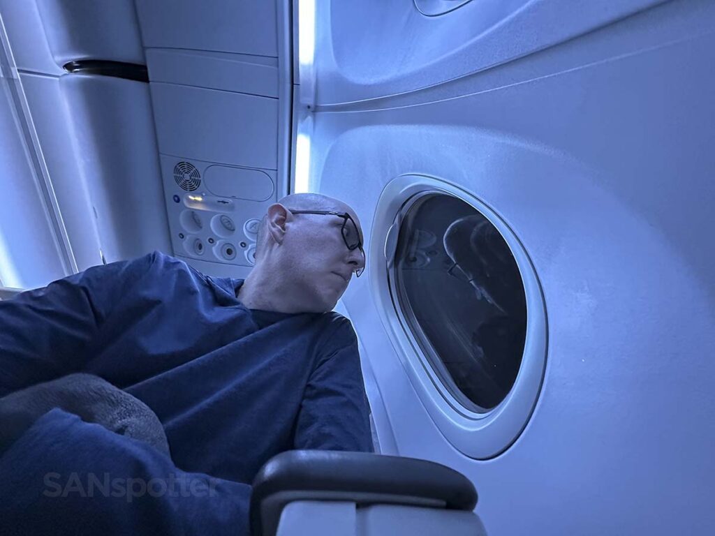 Scott Leazenby looking out the window from seat 8A in Korean Air 737 MAX 8 business class 