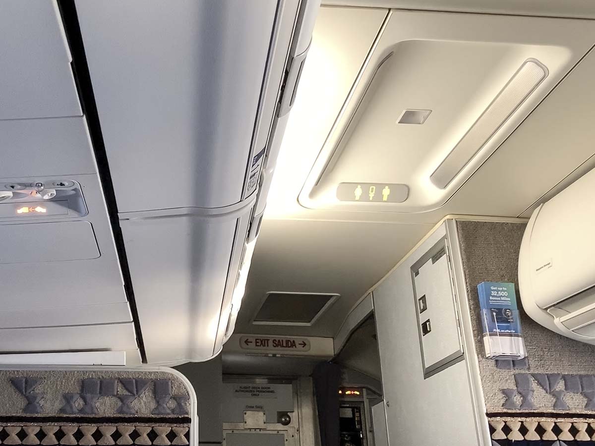 Alaska Airlines 737-800 first class forward bulkhead wall and ceiling December 2018