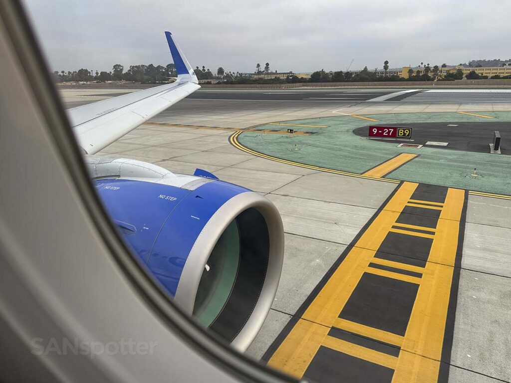 United A321neo taxiing to runway 27 San Diego airport