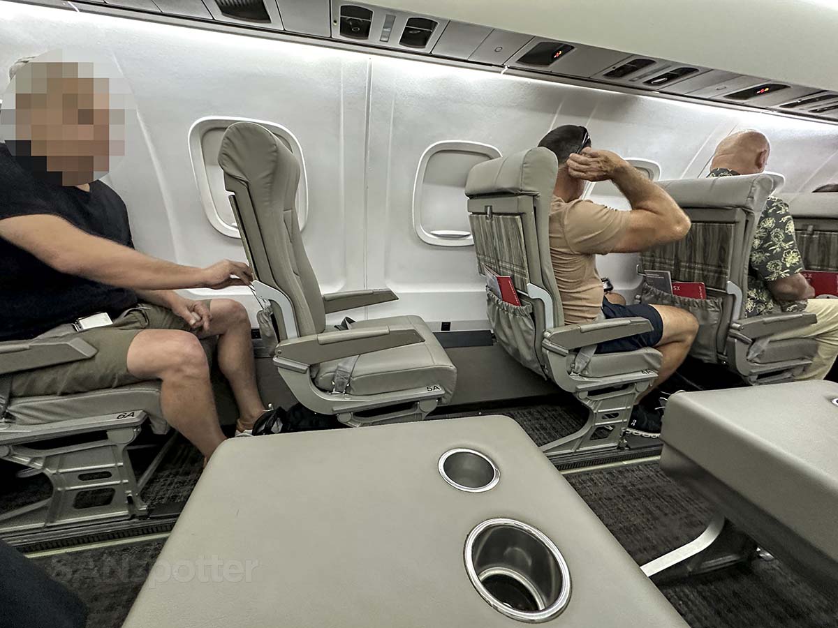 JSX Embraer 145 seat comparison (seats with a side table and the seats without a side table)