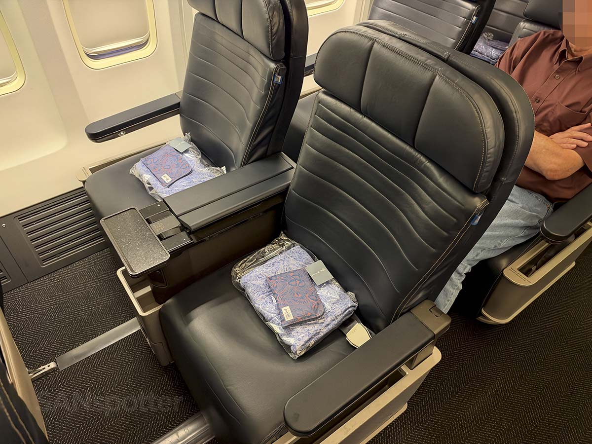 United Airlines 757-300 first class row 4 seats