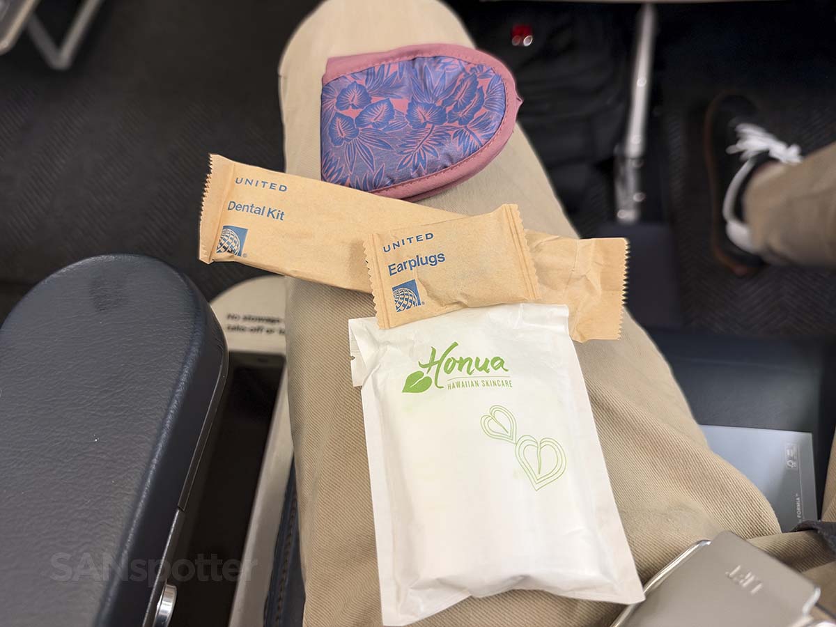 Contents of the amenity kit in United Airlines 757-300 first class from Honolulu to Los Angeles