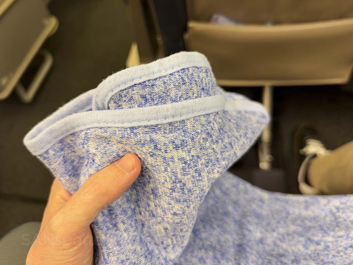 Full size blanket in United Airlines 757-300 first class from Honolulu to Los Angeles