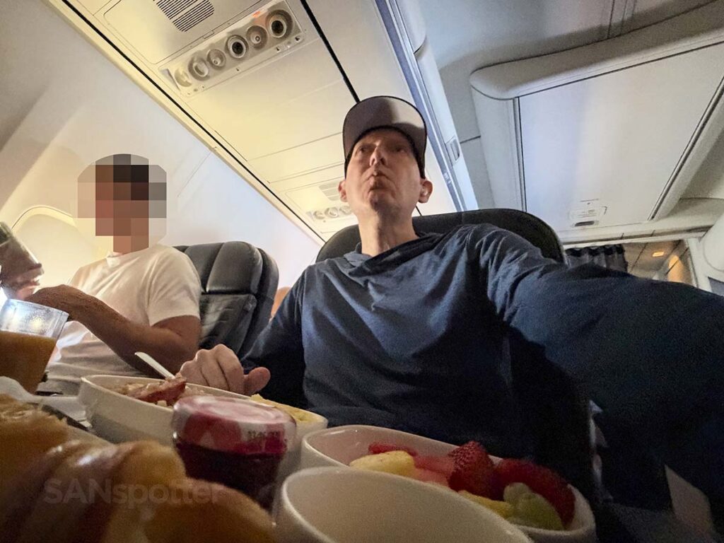 Scott Leazenby eating breakfast in United Airlines 757-300 first class