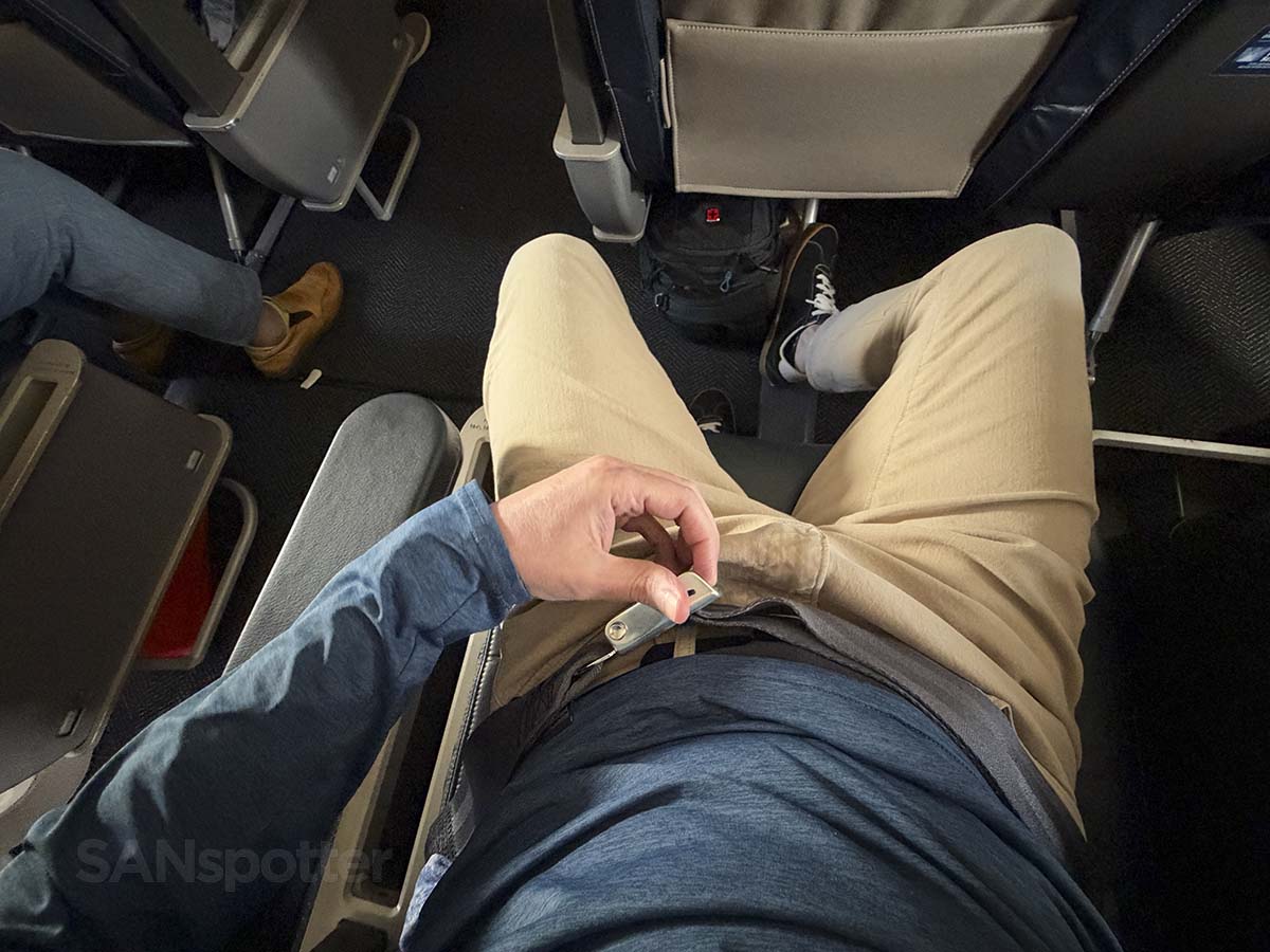 Unbuckling my seatbelt in United Airlines 757-300 first class