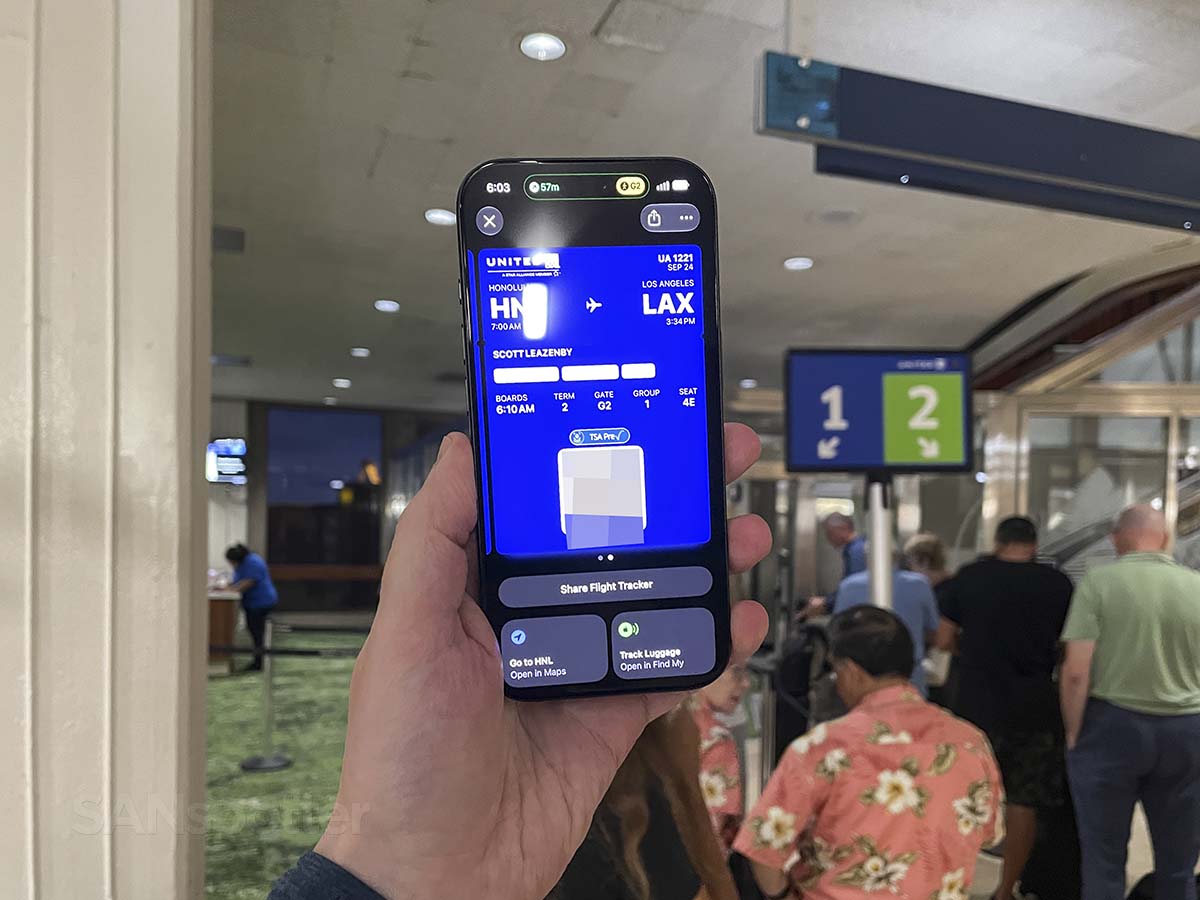 United Airlines Honolulu to Los Angeles first class mobile boarding pass