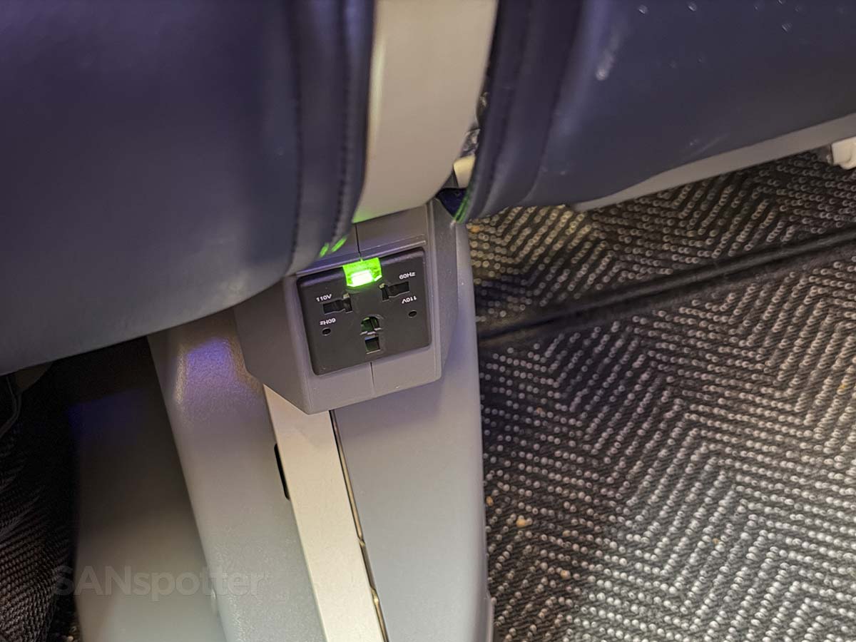 110 V electrical outlets under the seats in United Airlines A321XLR economy