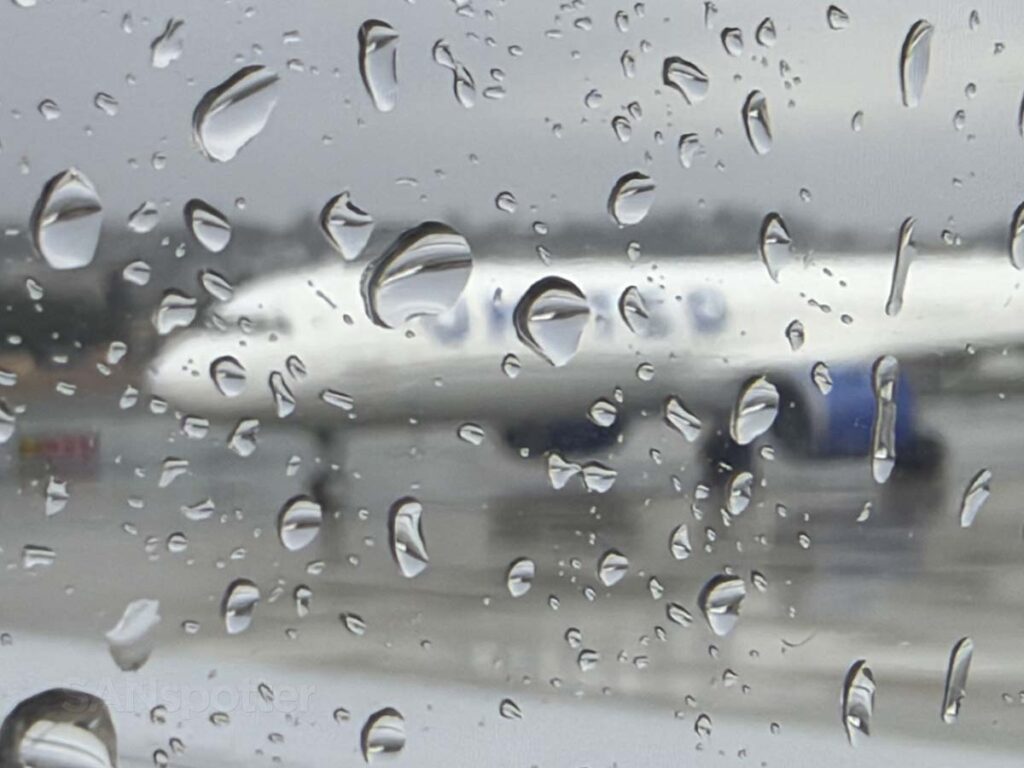 United Airlines A320 taxiing to the gate in the rain at the San Diego airport