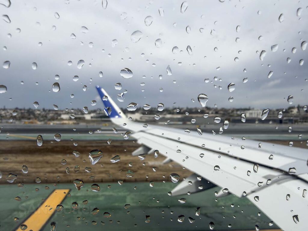 United Airlines A321XLR taxing out to runway 27 at SAN in the rain